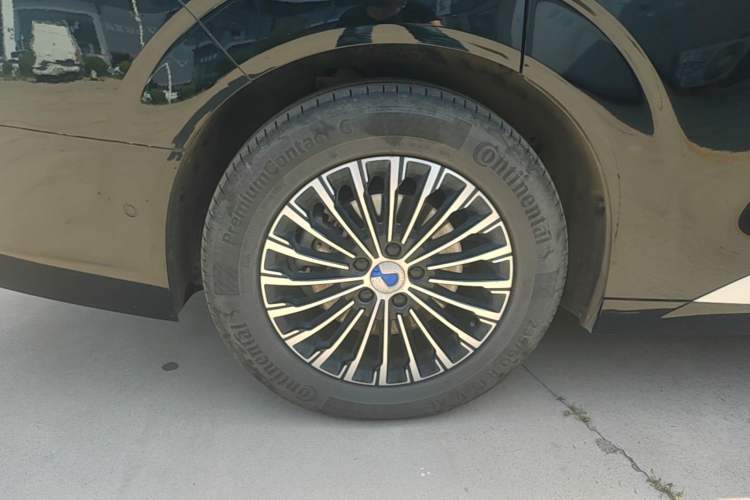 Used Denza D9 2025 DM-i Intelligent Drive 1020 Four-Wheel Drive Prestige Model Right Rear Wheel Hub