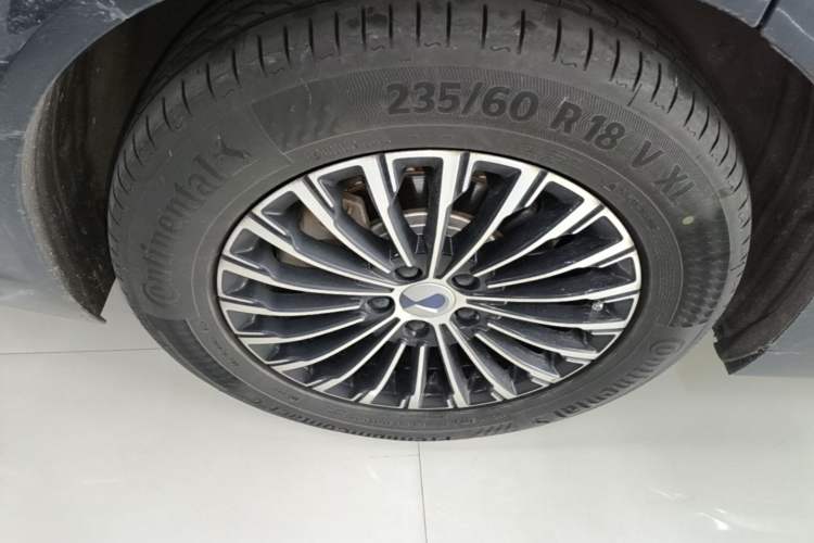 Used Denza D9 2025 DM-i Intelligent Drive 1020 Four-Wheel Drive Prestige Model Right Rear Wheel Hub