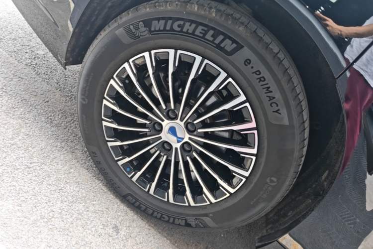 Used Denza D9 2025 DM-i Intelligent Drive 1020 Four-Wheel Drive Prestige Model Right Rear Wheel Hub