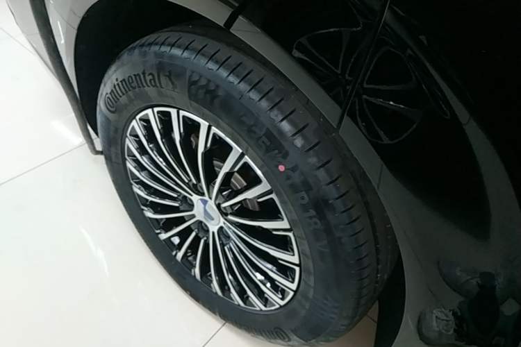 Used Denza D9 2025 DM-i Intelligent Drive 1020 Four-Wheel Drive Prestige Model Right Rear Wheel Hub