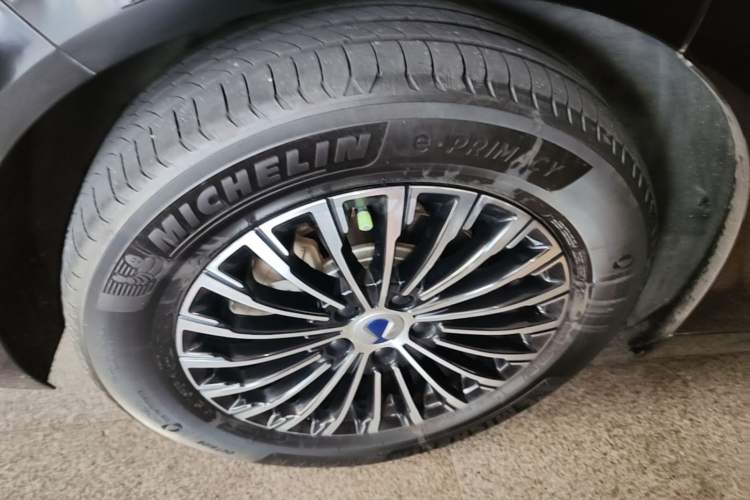 Used Denza D9 2025 DM-i Smart Drive 1020 Four-Wheel Drive Deluxe Model Right Rear Wheel Hub