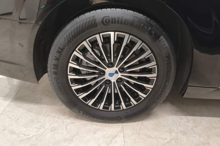 Used Denza D9 2025 DM-i Intelligent Drive 1020 Four-Wheel Drive Flagship Model Right Rear Wheel Hub