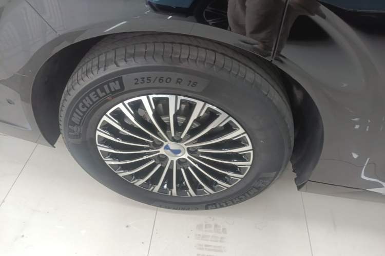 Used Denza D9 2025 DM-i Intelligent Drive 1020 Four-Wheel Drive Flagship Model Right Rear Wheel Hub
