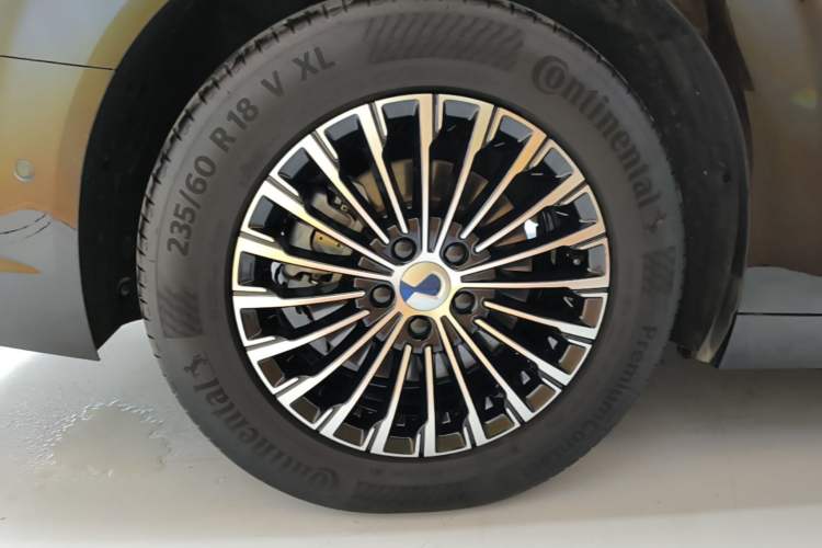 Used Denza D9 2025 DM-i Intelligent Drive 1020 Four-Wheel Drive Flagship Model Right Rear Wheel Hub