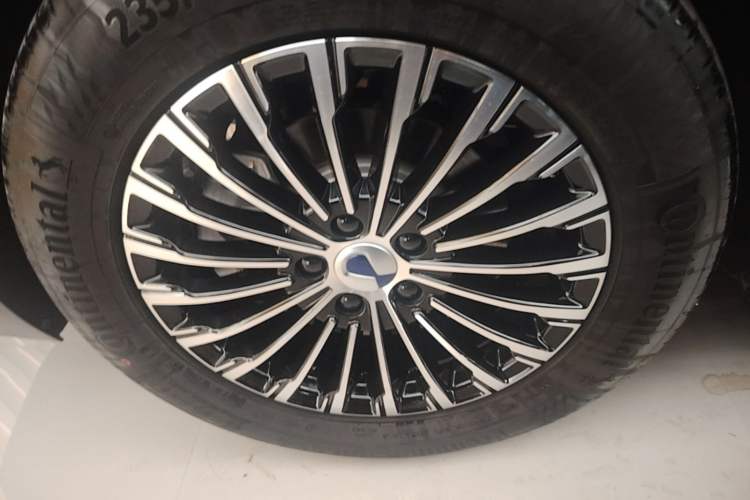 Used Denza D9 2025 DM-i Intelligent Drive 1020 Four-Wheel Drive Prestige Model Right Rear Wheel Hub
