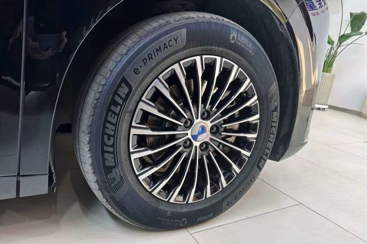 Used Denza D9 2025 DM-i Intelligent Drive 1020 Four-Wheel Drive Flagship Model Right Rear Wheel Hub