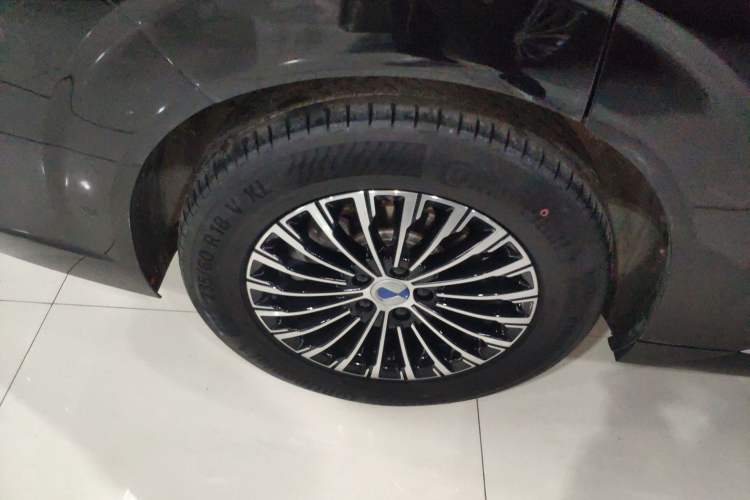 Used Denza D9 2025 DM-i Intelligent Drive 1020 Four-Wheel Drive Prestige Model Right Rear Wheel Hub