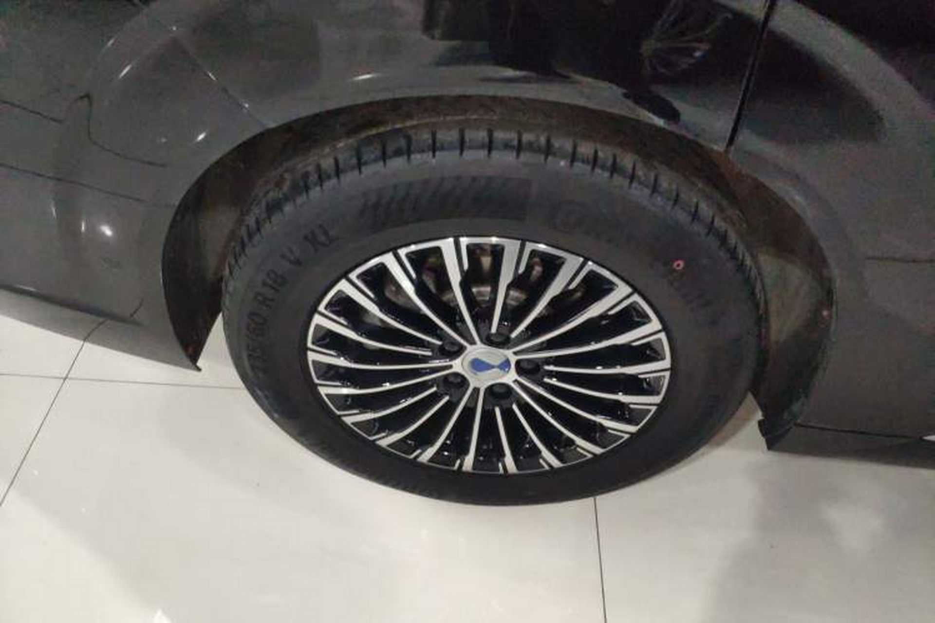 Used Denza D9 2025 DM-i Intelligent Drive 1020 Four-Wheel Drive Prestige Model Right Rear Wheel Hub