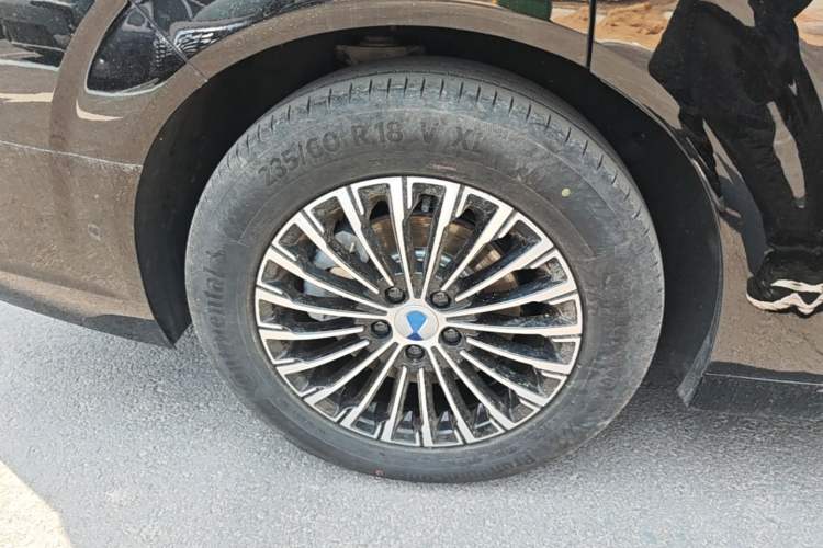 Used Denza D9 2025 DM-i Intelligent Drive 1020 Four-Wheel Drive Flagship Model Right Rear Wheel Hub