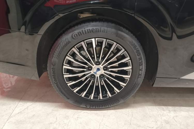 Used Denza D9 2025 DM-i Intelligent Drive 1020 Four-Wheel Drive Flagship Model Right Rear Wheel Hub
