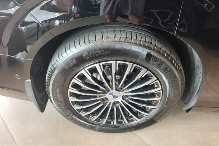 Used Denza D9 2025 DM-i Smart Drive 1020 Four-Wheel Drive Premium Model Right Rear Wheel Hub