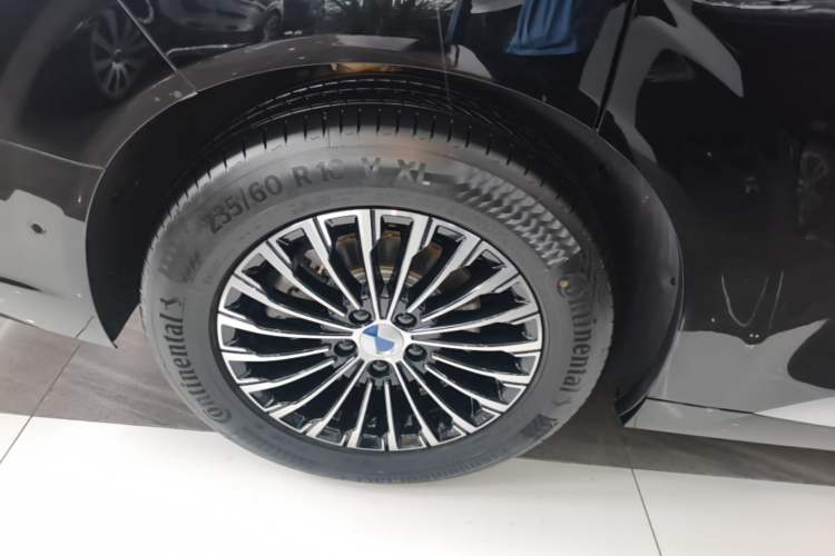 Used Denza D9 2025 DM-i Intelligent Drive 1020 Four-Wheel Drive Prestige Model Right Rear Wheel Hub
