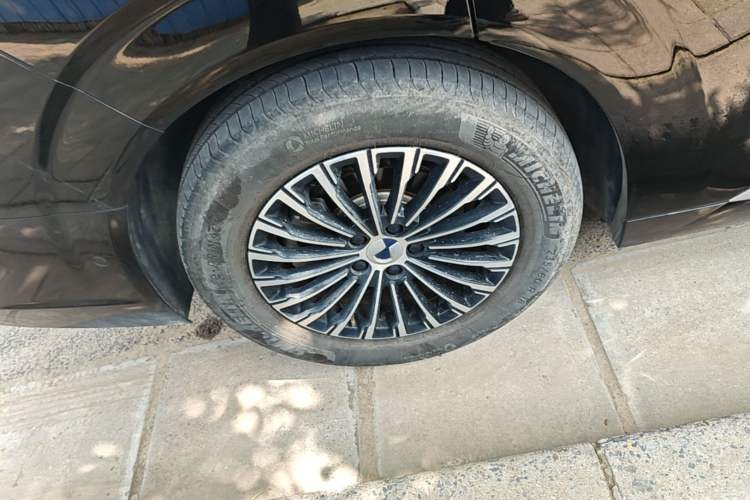 Used Denza D9 2025 DM-i Intelligent Drive 1020 Four-Wheel Drive Flagship Model Right Rear Wheel Hub