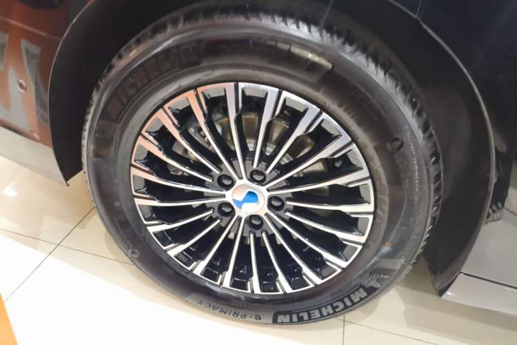 Used Denza D9 2025 DM-i Intelligent Drive 1020 Four-Wheel Drive Flagship Model Right Rear Wheel Hub