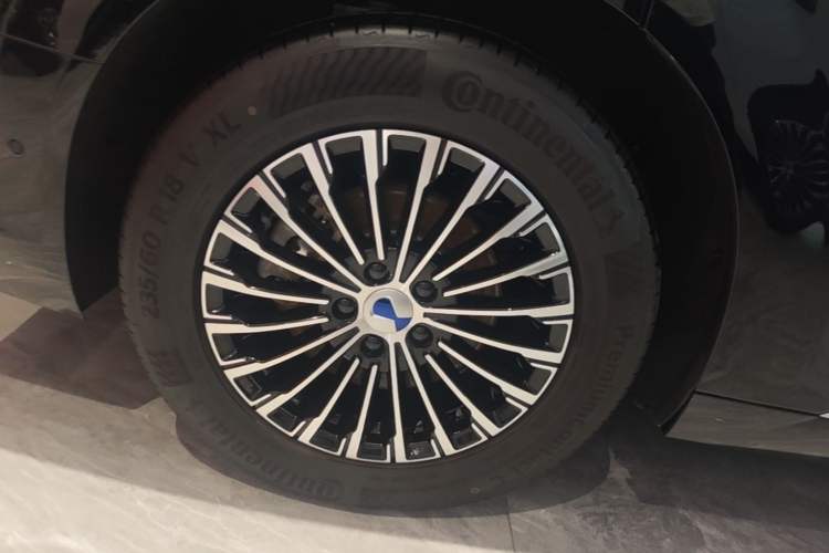 Used Denza D9 2025 DM-i Intelligent Drive 1020 Four-Wheel Drive Flagship Model Right Rear Wheel Hub