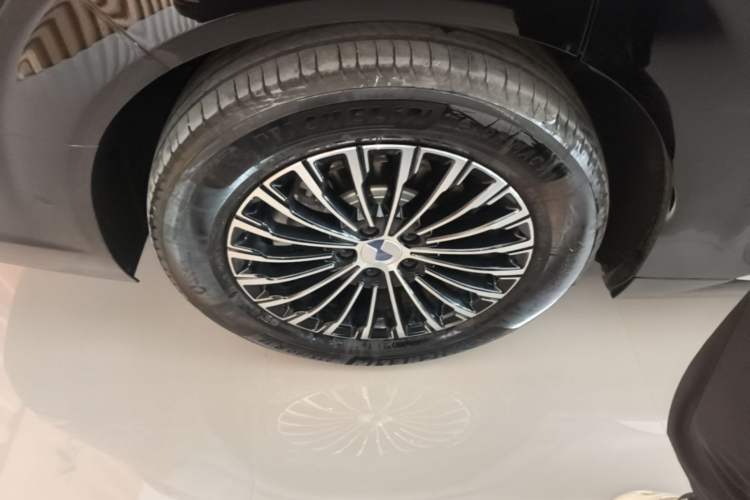 Used Denza D9 2025 DM-i Intelligent Drive 1020 Four-Wheel Drive Flagship Model Right Rear Wheel Hub