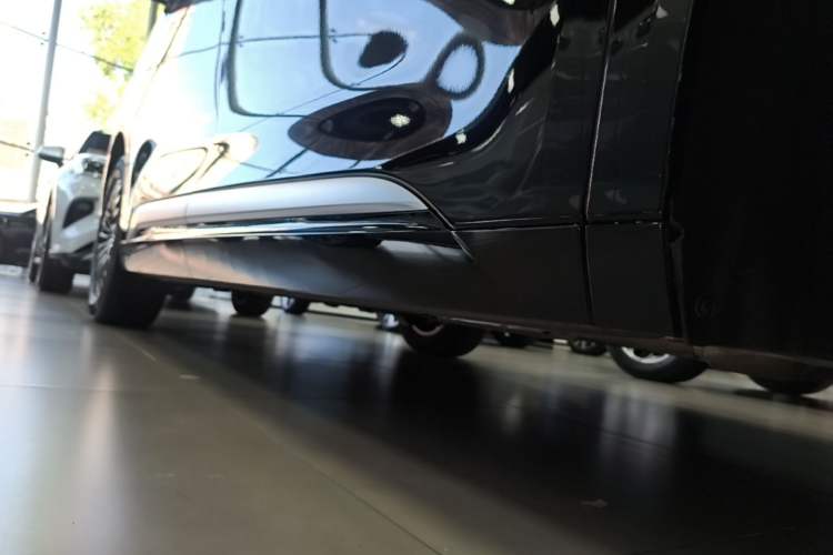 Used Denza D9 2025 Model DM-i Four-Wheel Drive Prestige Edition Right Side Sill