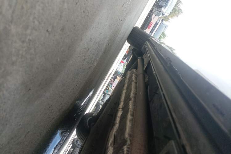 Used Denza D9 2025 DM-i Smart Drive 1020 Four-Wheel Drive Deluxe Model Right Side Sill
