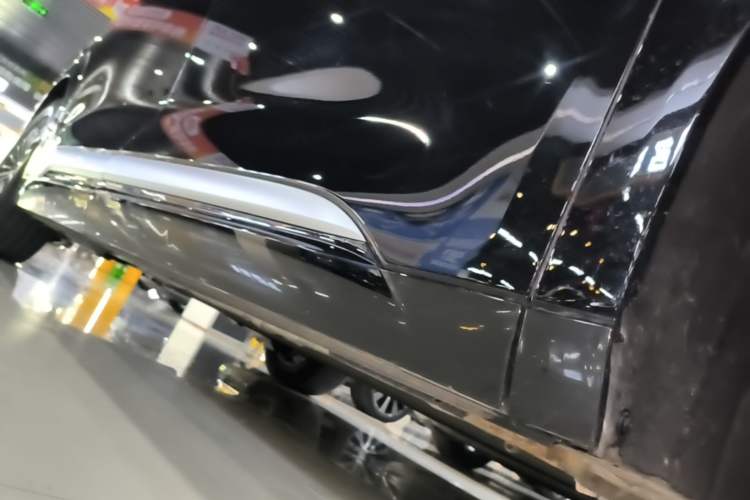 Used Denza D9 2025 DM-i Intelligent Drive 1020 Four-Wheel Drive Flagship Model Right Side Sill