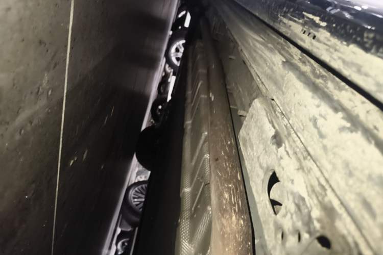 Used Denza D9 2025 DM-i Smart Drive 1020 Four-Wheel Drive Deluxe Model Right Side Sill