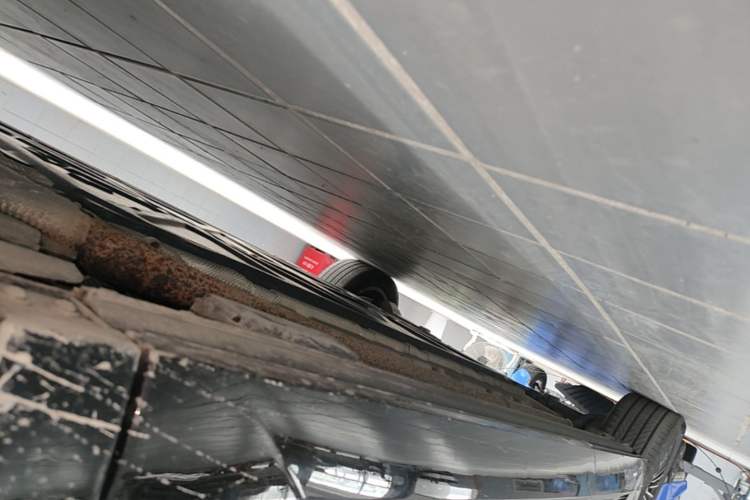 Used Denza D9 2025 DM-i Smart Drive 1020 Four-Wheel Drive Deluxe Model Right Side Sill