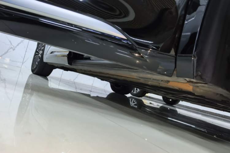 Used Denza D9 2025 DM-i Smart Drive 1020 Four-Wheel Drive Deluxe Model Right Side Sill