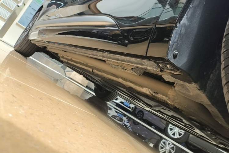 Used Denza D9 2025 DM-i Smart Drive 1020 Four-Wheel Drive Deluxe Model Right Side Sill