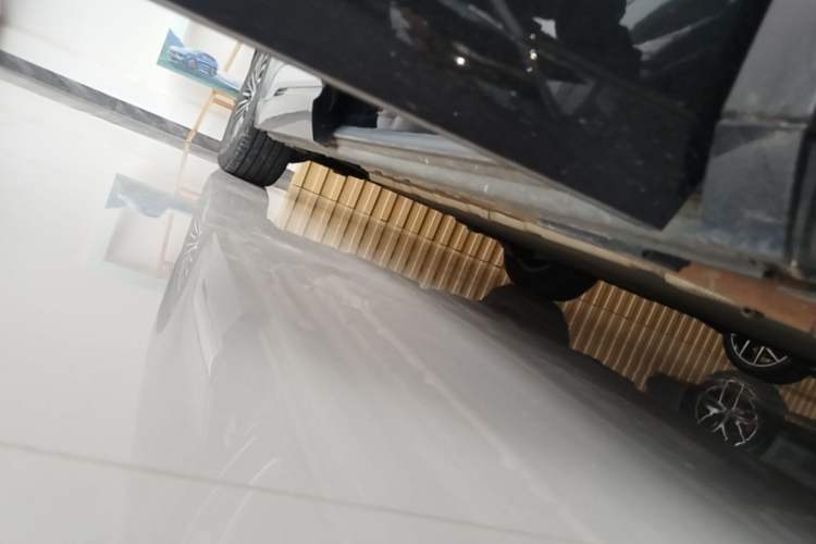 Used Denza D9 2025 DM-i Intelligent Drive 1020 Four-Wheel Drive Prestige Model Right Side Sill