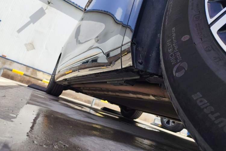 Used Denza D9 2025 DM-i Intelligent Drive 1020 Four-Wheel Drive Flagship Model Right Side Sill