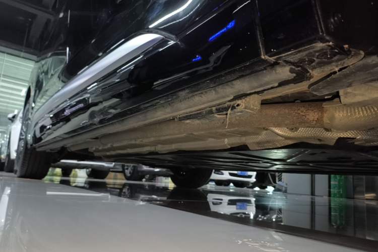 Used Denza D9 2025 Model DM-i Two-Wheel Drive Prestige Edition Right Side Sill