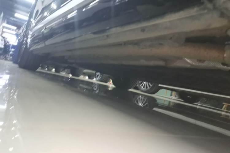 Used Denza D9 2025 Model DM-i Four-Wheel Drive Prestige Edition Right Side Sill