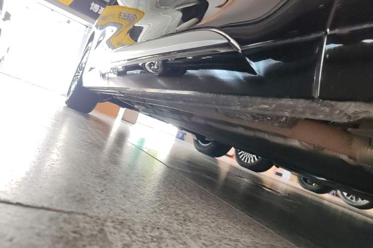 Used Denza D9 2025 DM-i Smart Drive 1020 Four-Wheel Drive Deluxe Model Right Side Sill