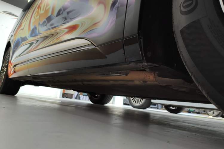 Used Denza D9 2025 DM-i Intelligent Drive 1020 Four-Wheel Drive Flagship Model Right Side Sill