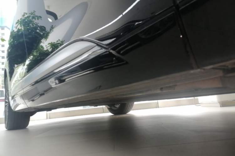Used Denza D9 2025 DM-i Intelligent Drive 1020 Four-Wheel Drive Flagship Model Right Side Sill