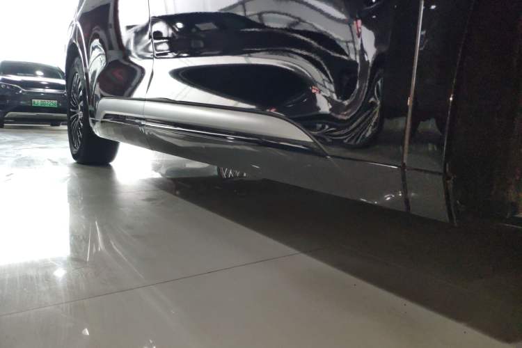 Used Denza D9 2025 DM-i Intelligent Drive 1020 Four-Wheel Drive Prestige Model Right Side Sill