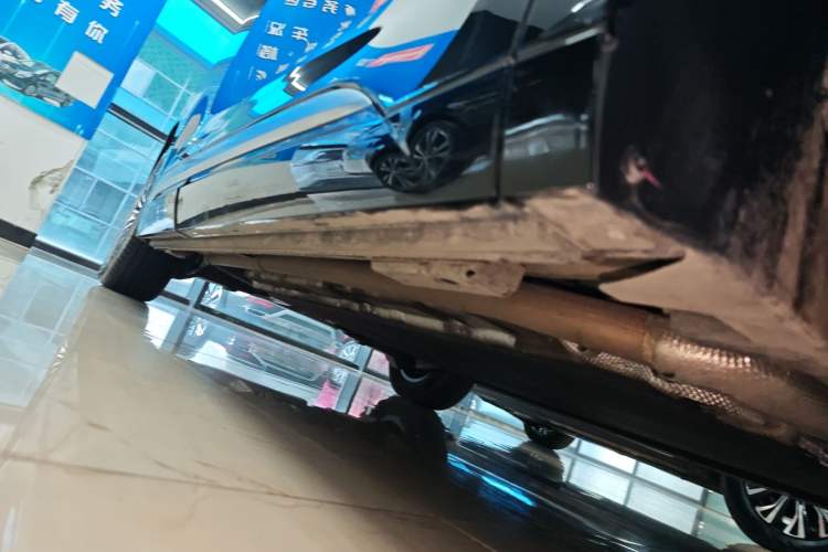 Used Denza D9 2025 DM-i Smart Drive 1020 Four-Wheel Drive Deluxe Model Right Side Sill