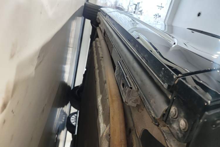 Used Denza D9 2025 DM-i Intelligent Drive 1020 Four-Wheel Drive Prestige Model Right Side Sill