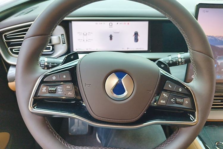 Used Denza D9 2025 DM-i Smart Drive 1020 Four-Wheel Drive Premium Model Steering Wheel