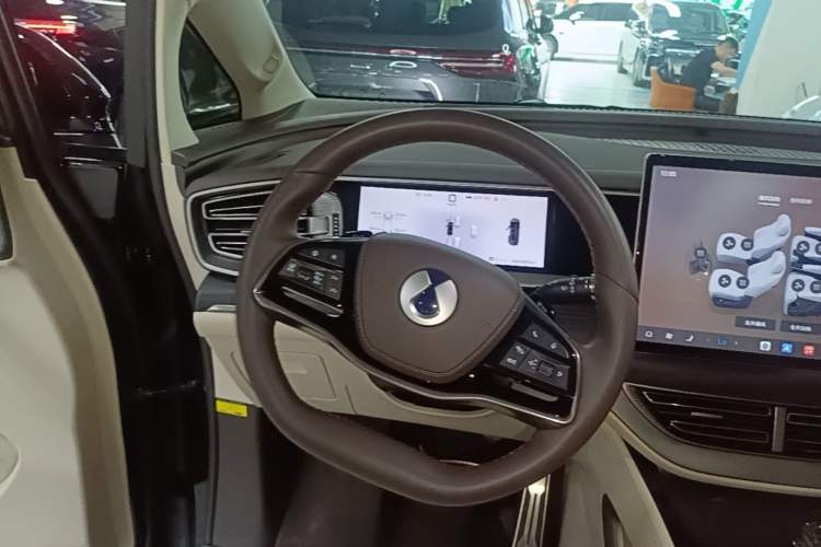 Used Denza D9 2025 DM-i Intelligent Drive 1020 Four-Wheel Drive Flagship Model Steering Wheel