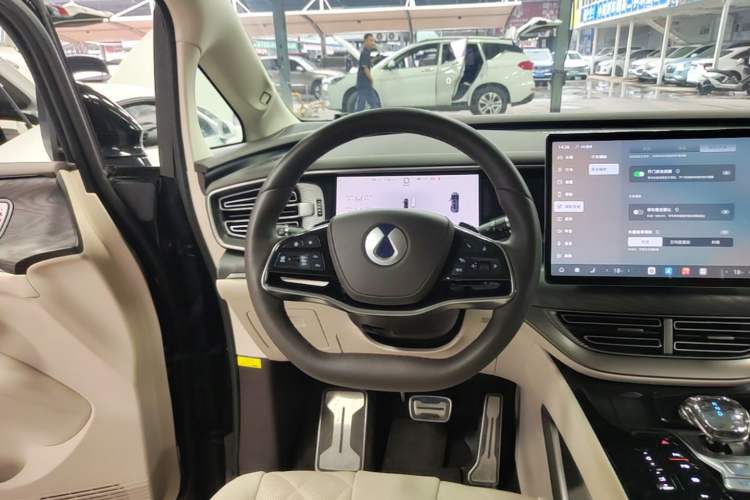 Used Denza D9 2025 DM-i Intelligent Drive 1020 Four-Wheel Drive Prestige Model Steering Wheel