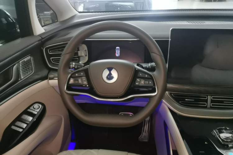 Used Denza D9 2025 DM-i Smart Drive 1020 Four-Wheel Drive Deluxe Model Steering Wheel