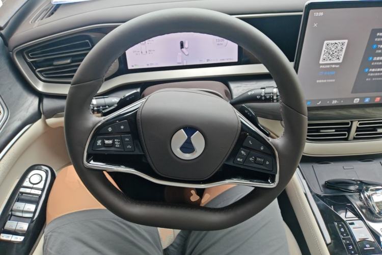 Used Denza D9 2025 DM-i Intelligent Drive 1020 Four-Wheel Drive Prestige Model Steering Wheel