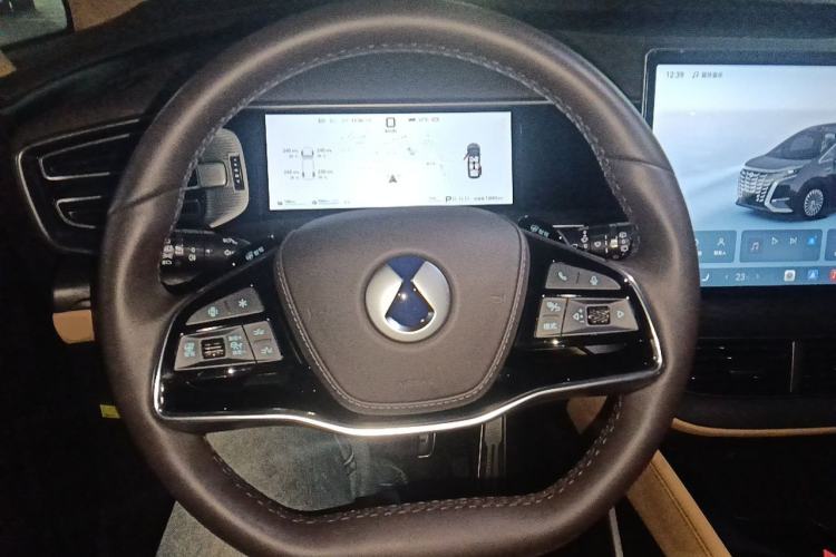 Used Denza D9 2025 DM-i Smart Drive 1020 Four-Wheel Drive Premium Model Steering Wheel