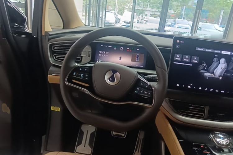 Used Denza D9 2025 DM-i Smart Drive 1020 Four-Wheel Drive Deluxe Model Steering Wheel