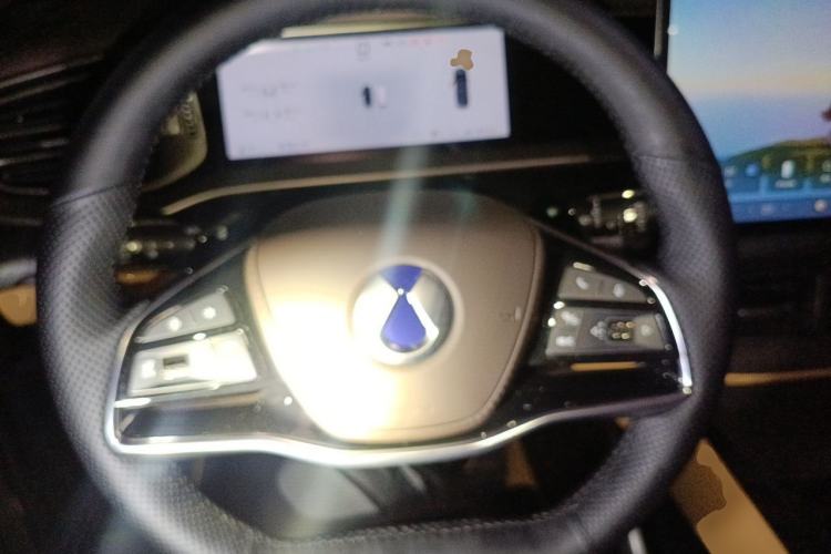 Used Denza D9 2025 DM-i Intelligent Drive 1020 Four-Wheel Drive Prestige Model Steering Wheel
