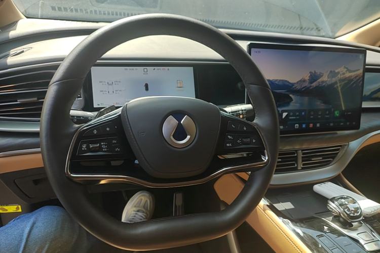 Used Denza D9 2025 DM-i Intelligent Drive 1020 Four-Wheel Drive Prestige Model Steering Wheel