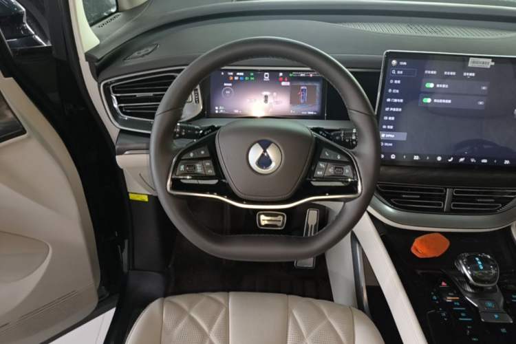 Used Denza D9 2025 DM-i Intelligent Drive 1020 Four-Wheel Drive Prestige Model Steering Wheel