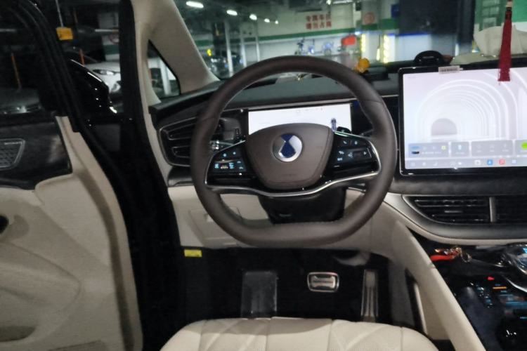 Used Denza D9 2025 DM-i Smart Drive 1020 Four-Wheel Drive Deluxe Model Steering Wheel