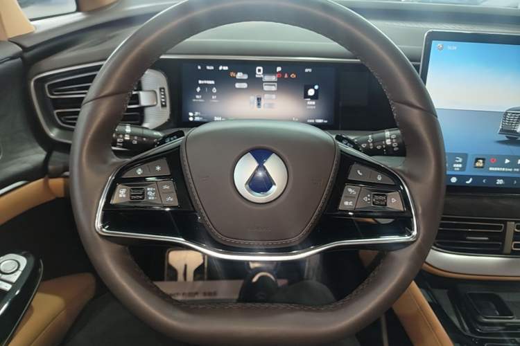Used Denza D9 2025 DM-i Intelligent Drive 1020 Four-Wheel Drive Prestige Model Steering Wheel