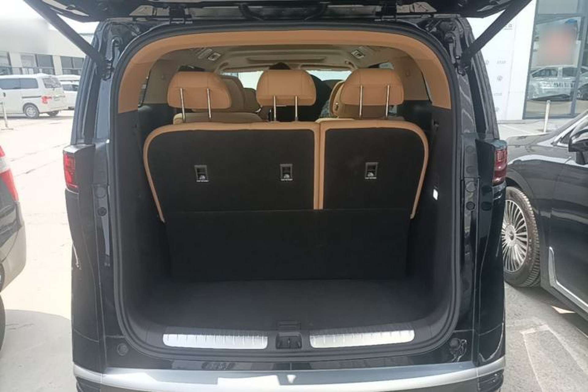 Used Denza D9 2025 DM-i Intelligent Drive 1020 Four-Wheel Drive Prestige Model Trunk